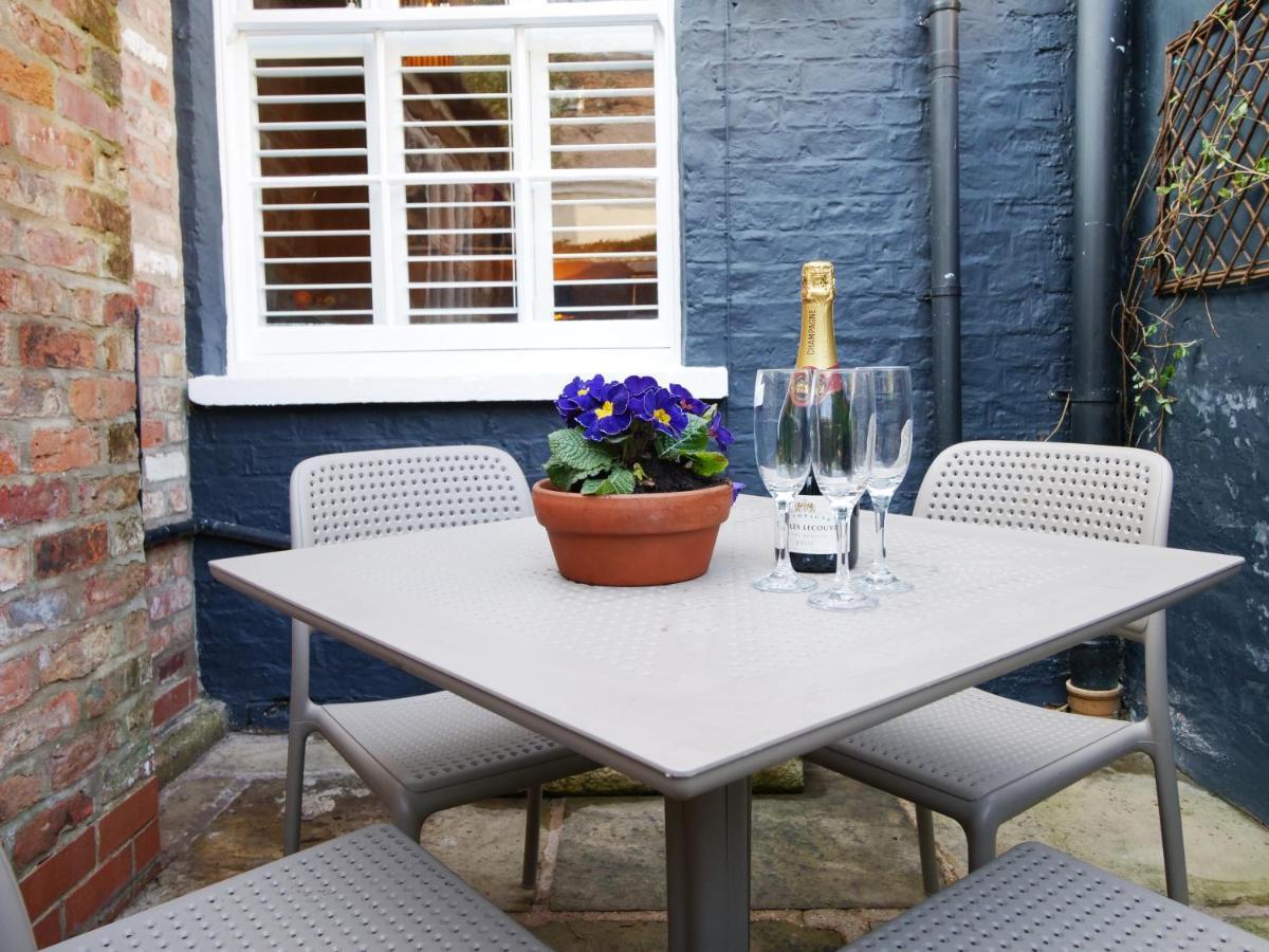 Bar Wall Cottage-City Wall Views-Sleeps 5 York Exteriör bild