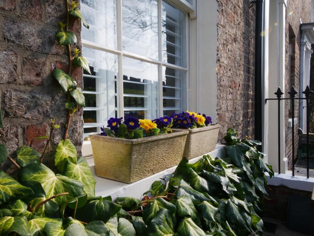 Bar Wall Cottage-City Wall Views-Sleeps 5 York Exteriör bild