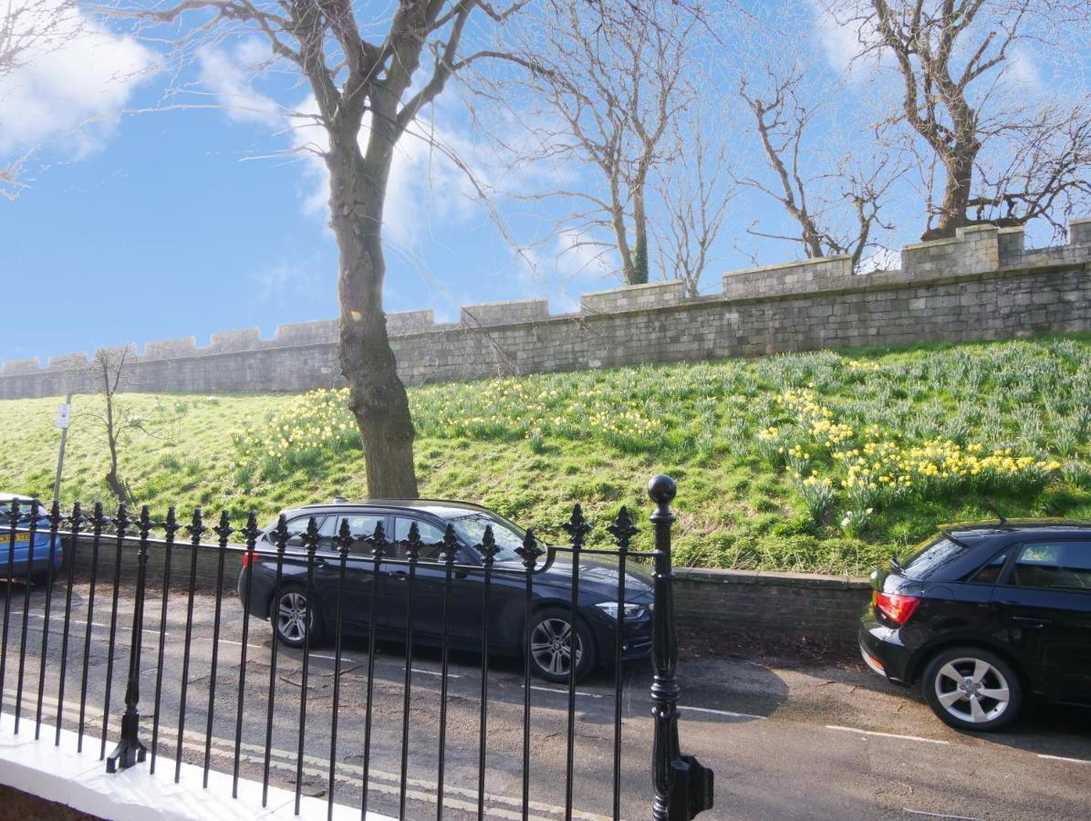 Bar Wall Cottage-City Wall Views-Sleeps 5 York Exteriör bild